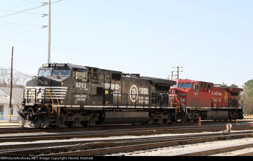 NS 9253 & CP 9625 sit in Glenwood Yard